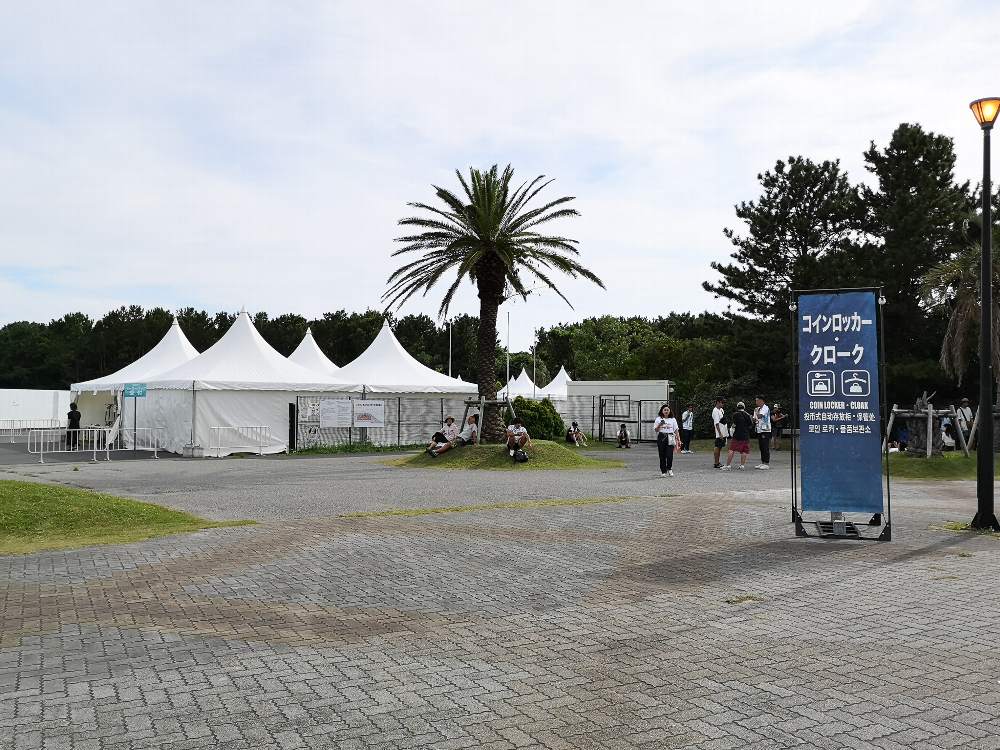 コインロッカー。プラチナムチケットの客はマリンステージ近くに専用のコインロッカーがあります。