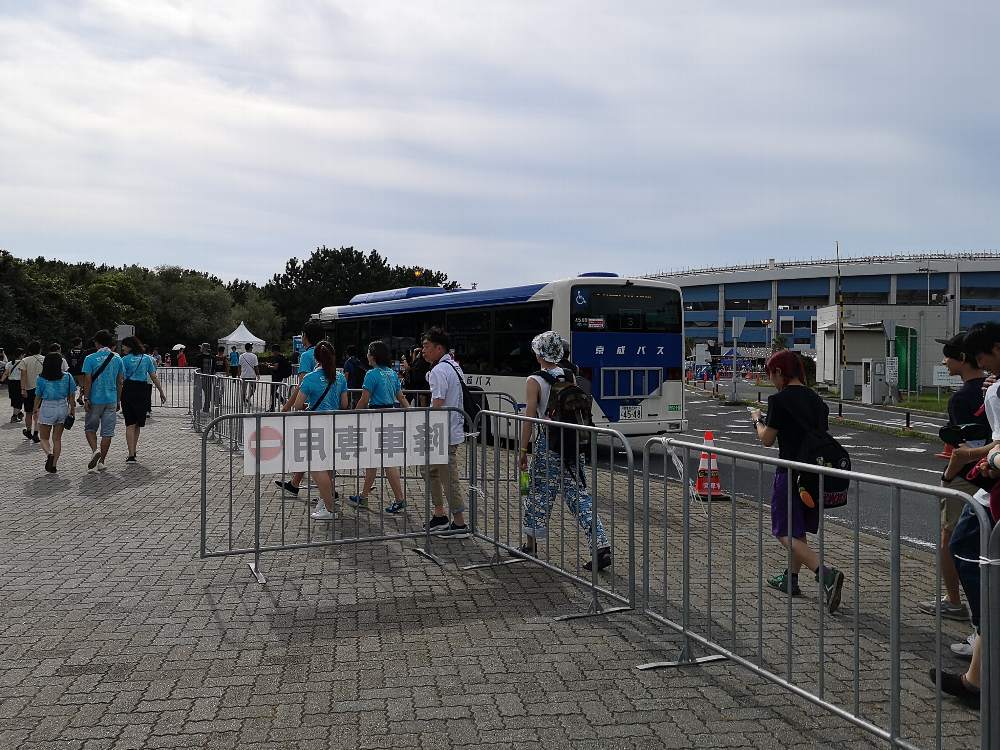 マリンステージの南側にあるシャトルバス降り場と乗り場。