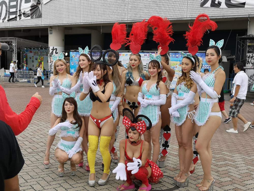 ショーに出るとみられる人。