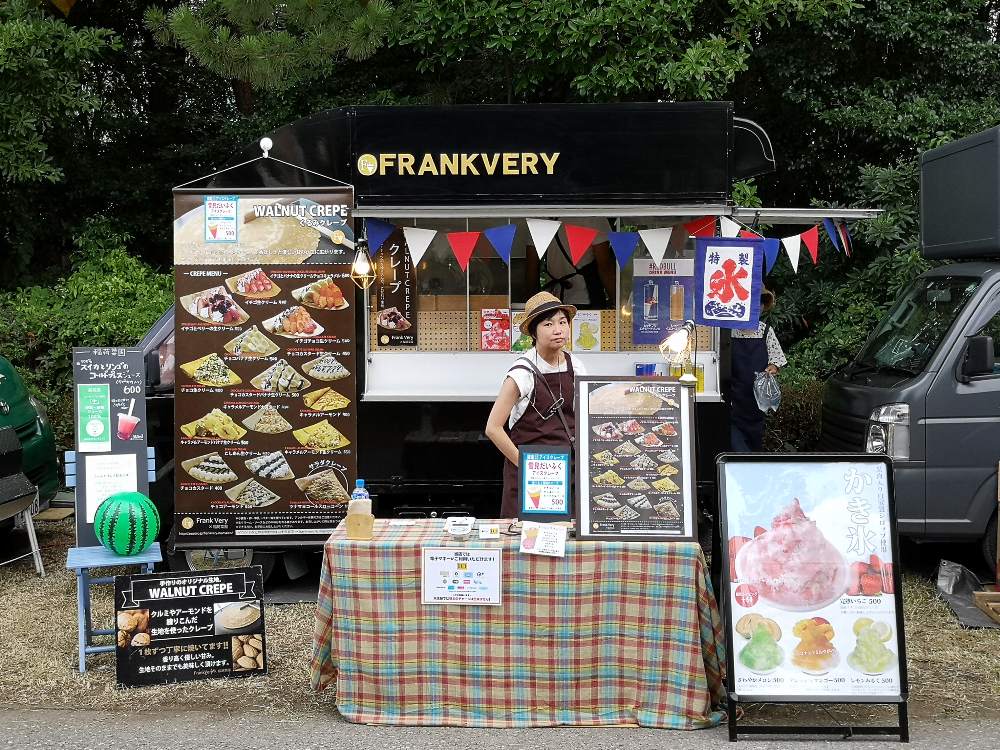 キッチンカーその3。クレープ店。