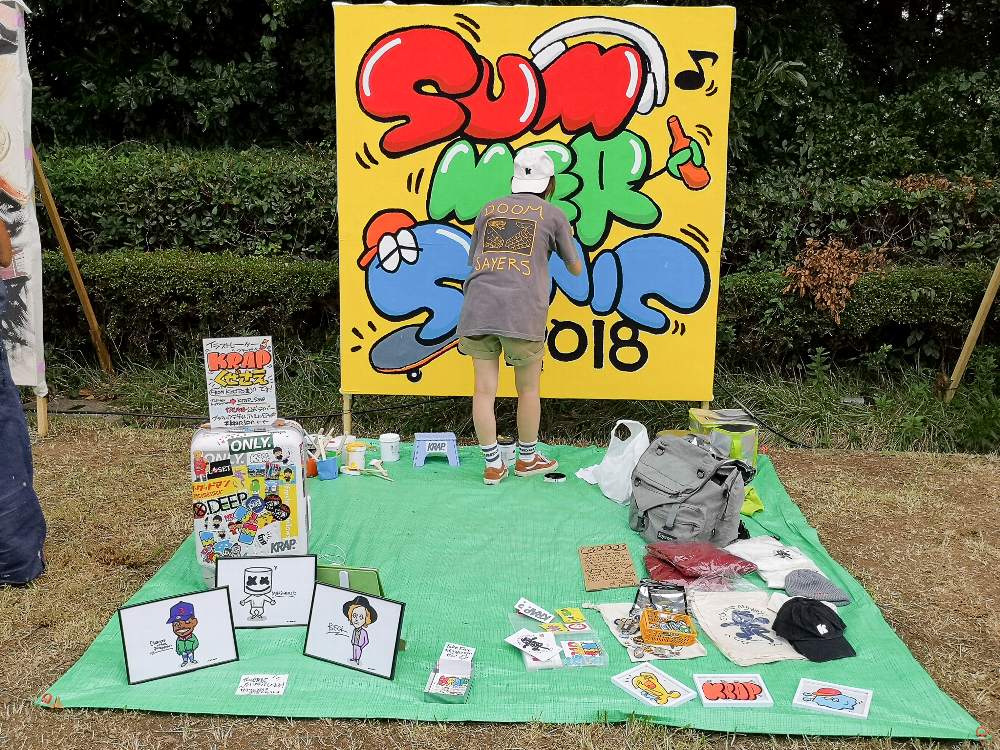 手前に出演者のイラストがあります。