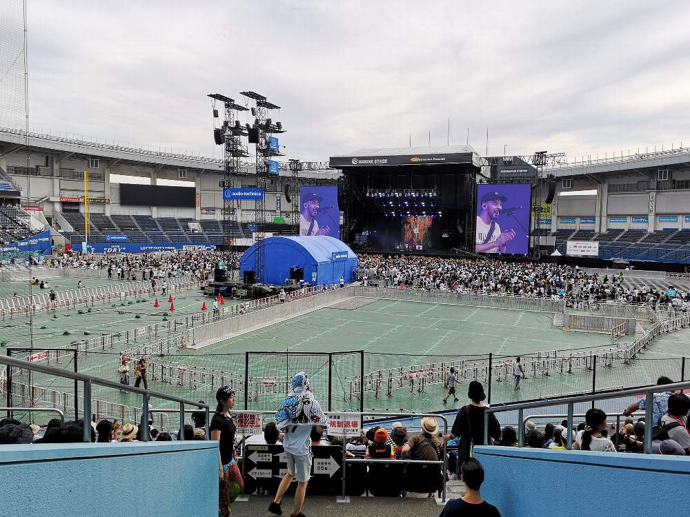 昼の時間帯ではアリーナ前方だけで対応できます。