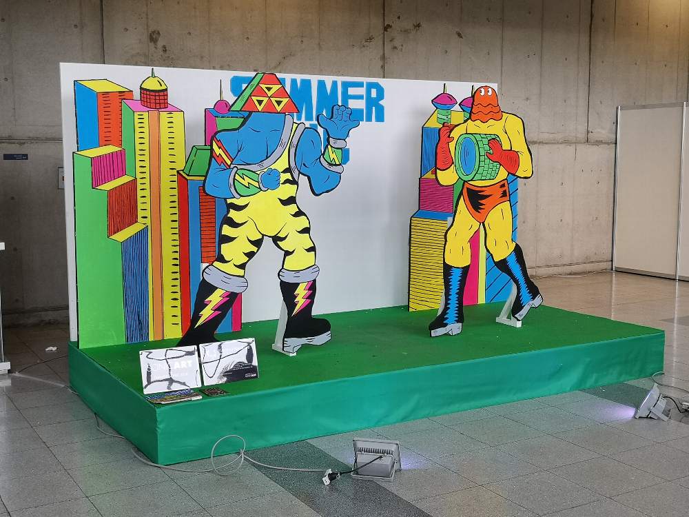 写真撮影用に真ん中が空いている作品。