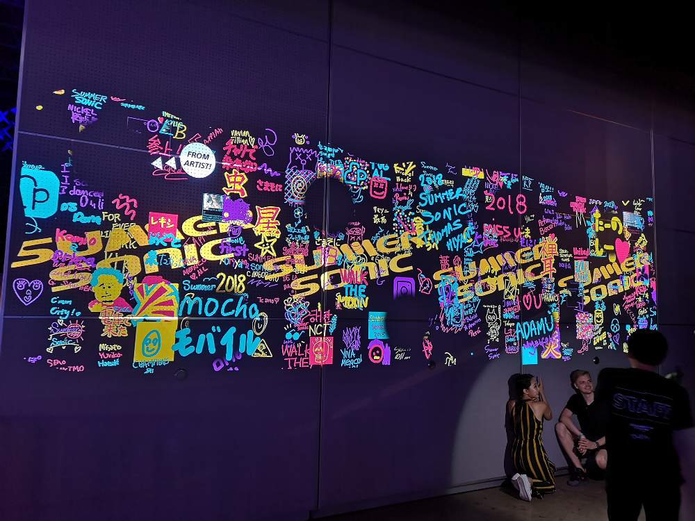 完成するとすぐに壁のどこかに映し出されます。