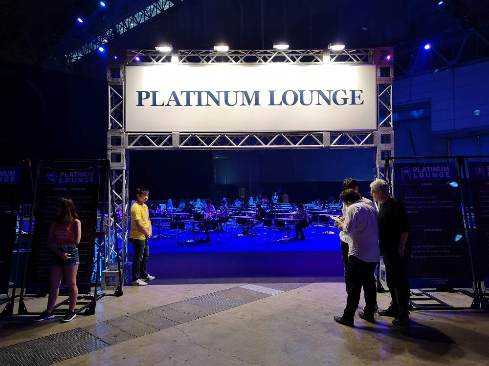 プラチナムラウンジの入り口。リストバンドチェックがあります。