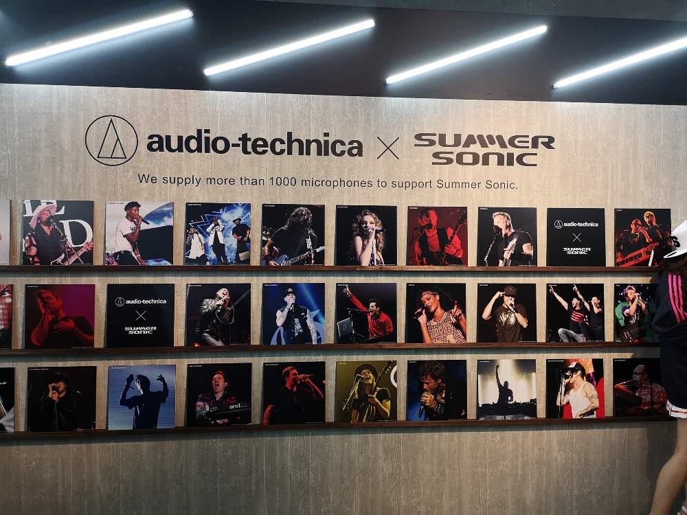 オーディオ・テクニカのマイクを使っているサマーソニック出演者の写真。