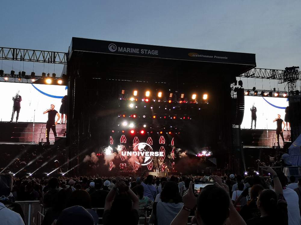 皮肉を効かせた演出。