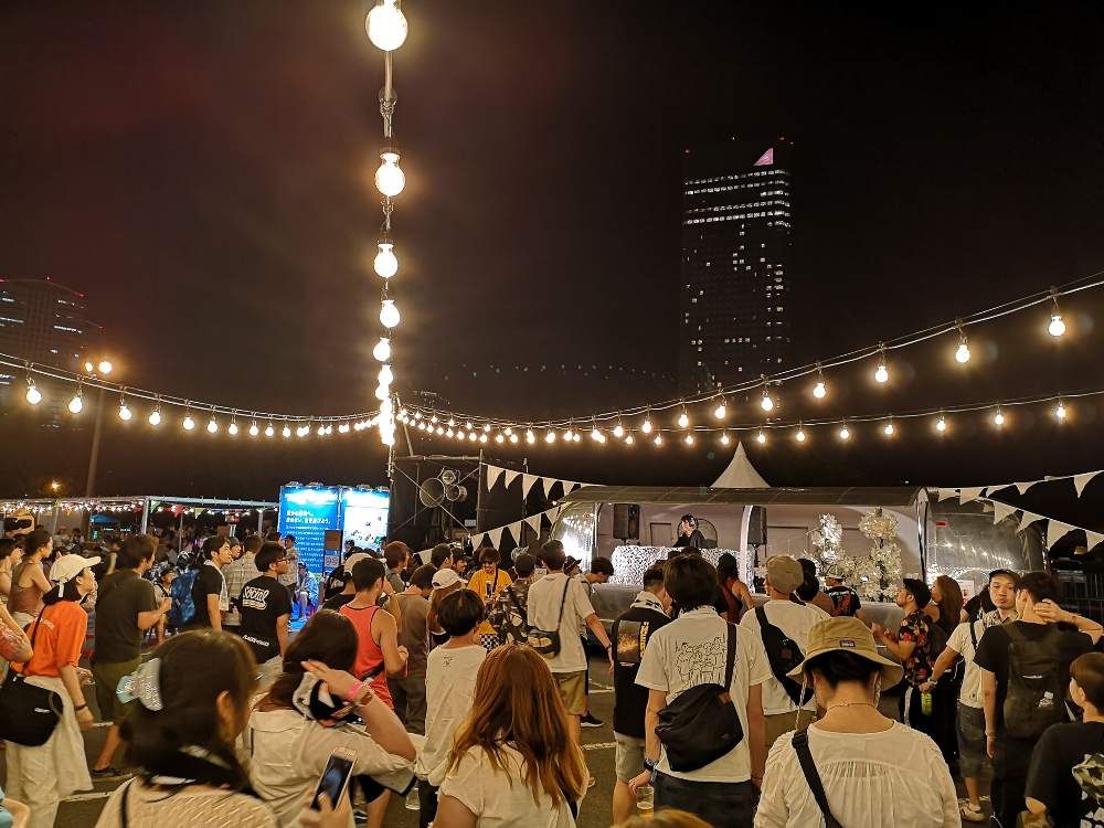 後方のDJエリア。このあたりの公式の名称は不明。