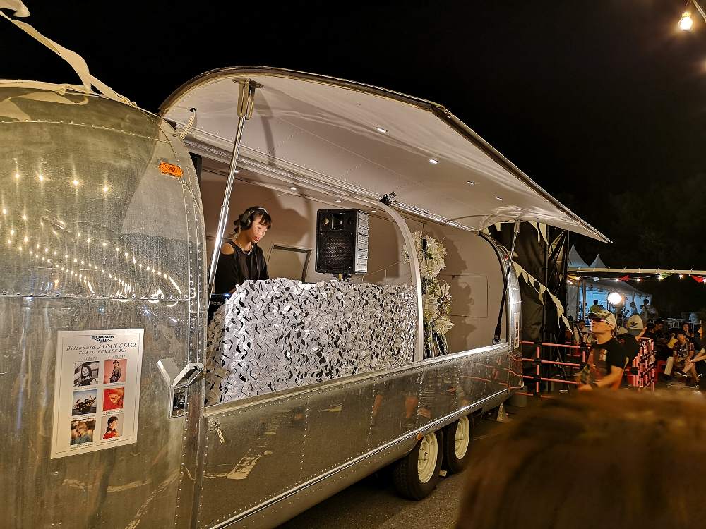 女性DJが1日3人、2日で6人出ると掲示されています。