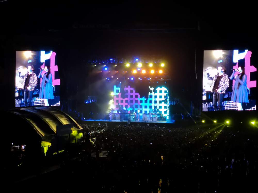 日本人女性ラッパーのDAOKOと協演。