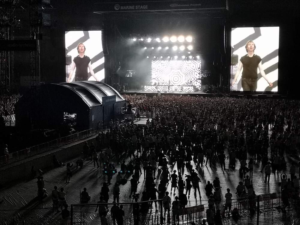 上下黒で統一。