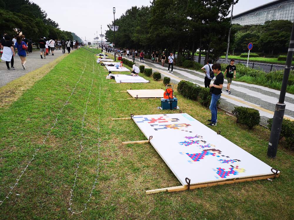 通路は2次元アートの場。