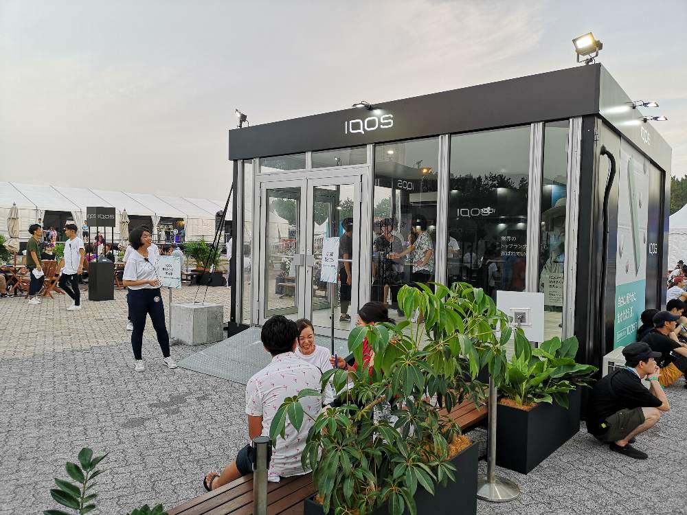 喫煙室にエアコンがありました。