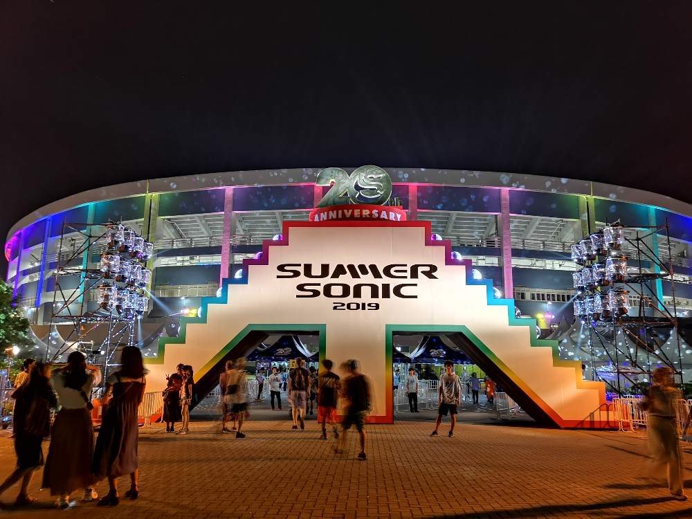 入場ゲート。夜。