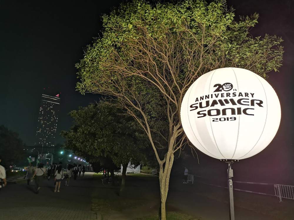 マリンステージへの通路の照明。これも20周年仕様。