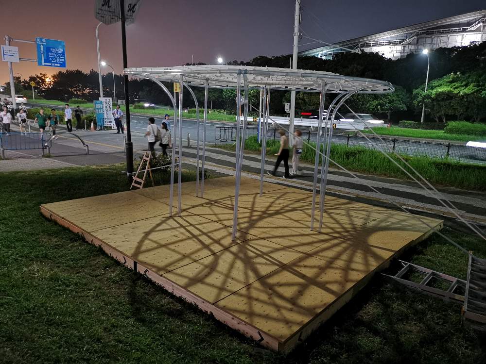 強風のため骨だけになりましたがそれはそれで影がアートの体をなしています。