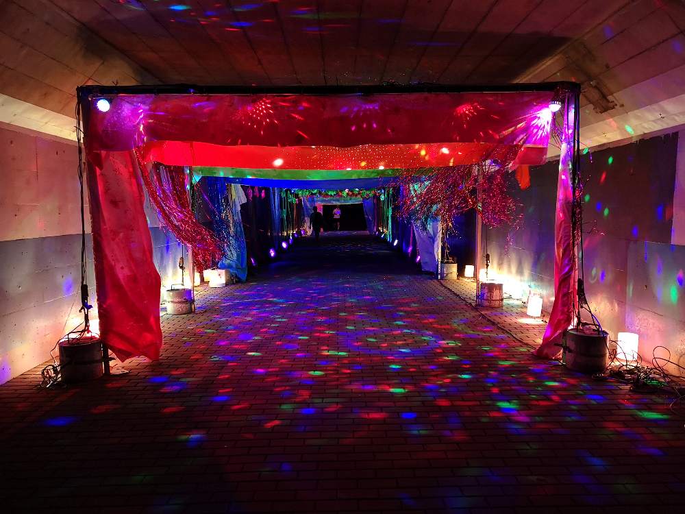 車道のトンネル。