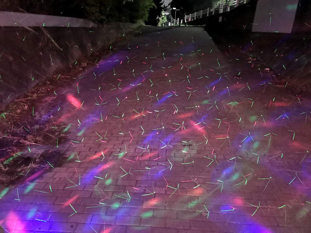 地面上で光が動くアート。