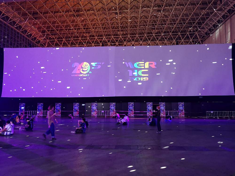 メッセ内の巨大な映写。モニターではありません。