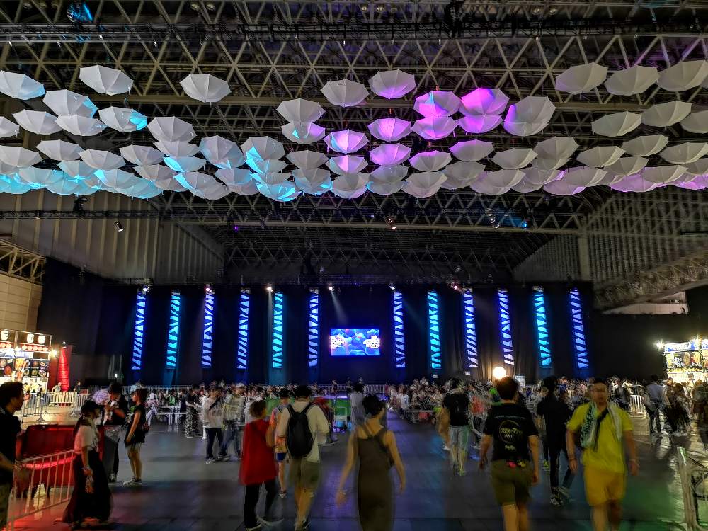 幕張メッセの食事エリア。裏は別ステージだったと思います。