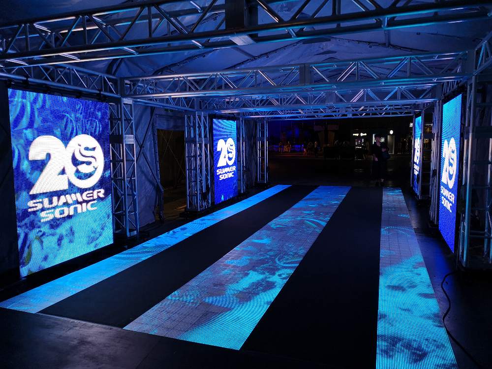 薄い膜で表示していて、技術的にはいろいろ応用がききそうでした。