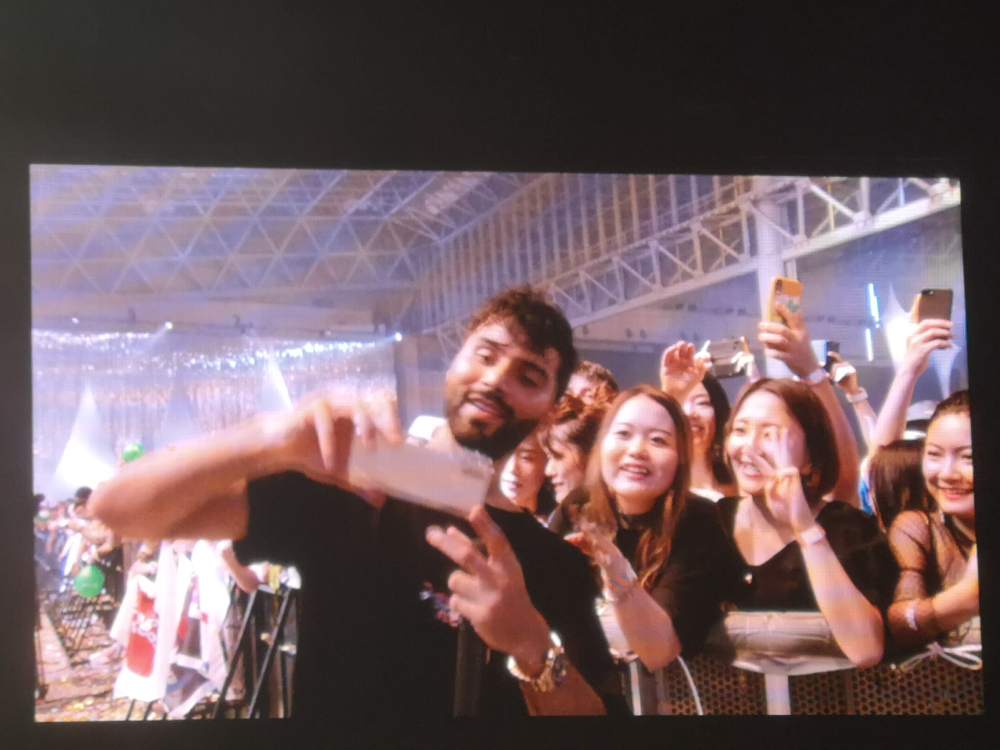 今は色紙ではなくスマホを渡す。