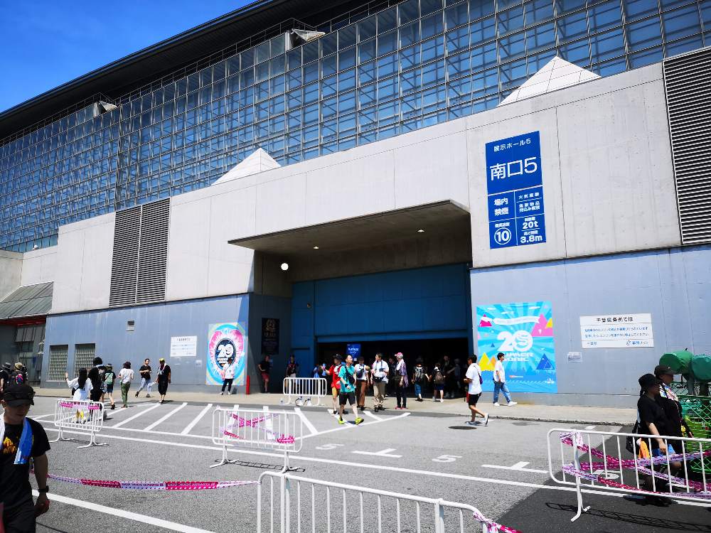 幕張メッセの外側通路。