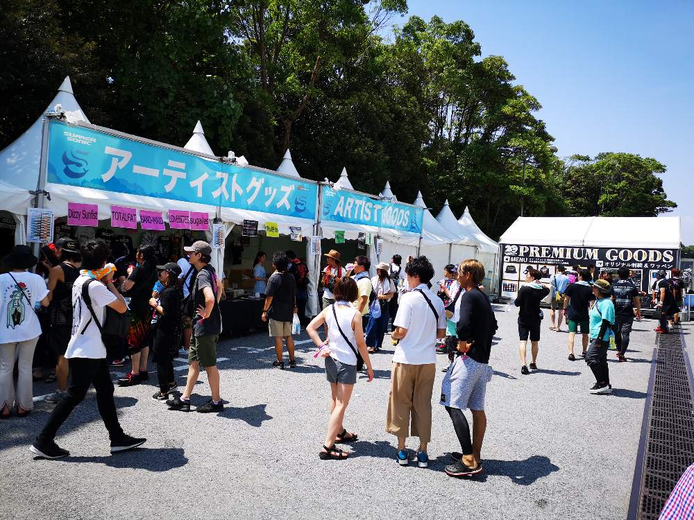 アーティストグッズ売り場。