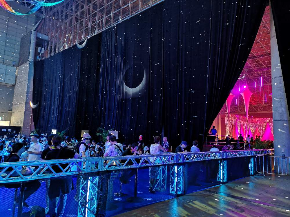 暗幕で仕切られていました。