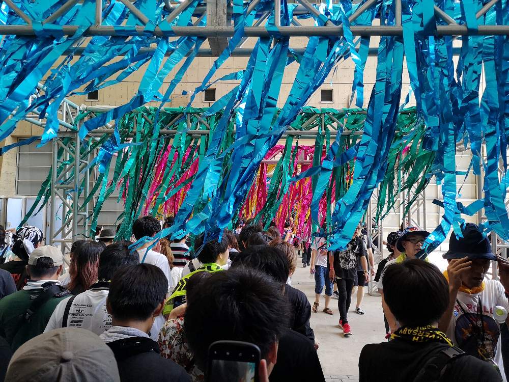 幕張メッセ内のステージ間通路。