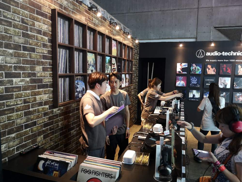 オーディオテクニカのヘッドホンでレコードを聴かせるコーナー。