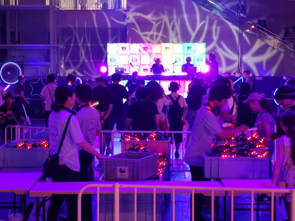 DJが2人いて別のプレイをしています。