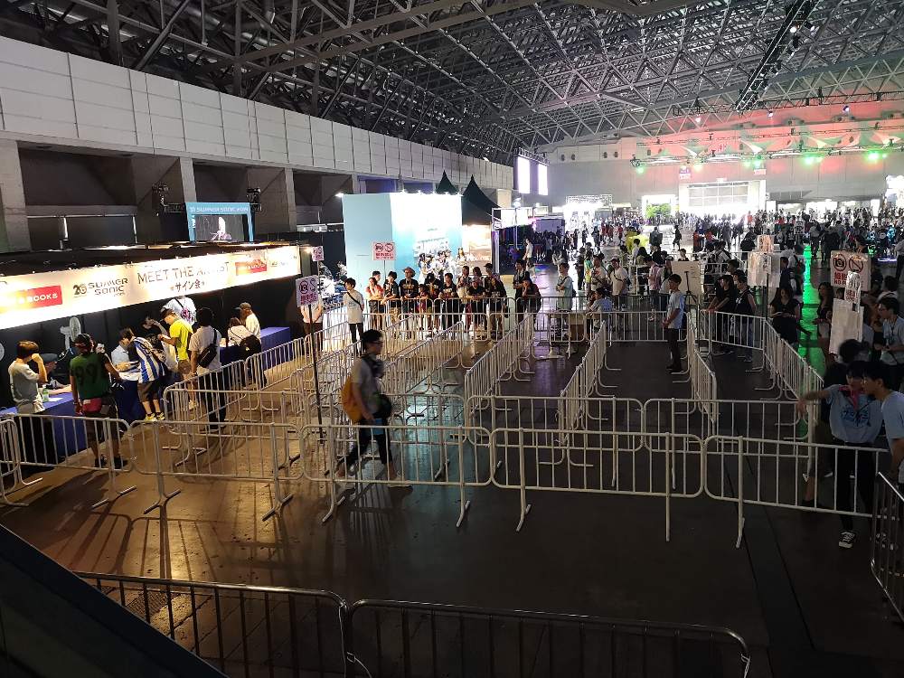 サイン会用スペースの行列用フェンス。