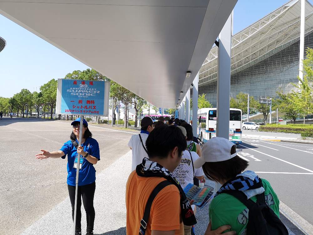 シャトルバスの行列。