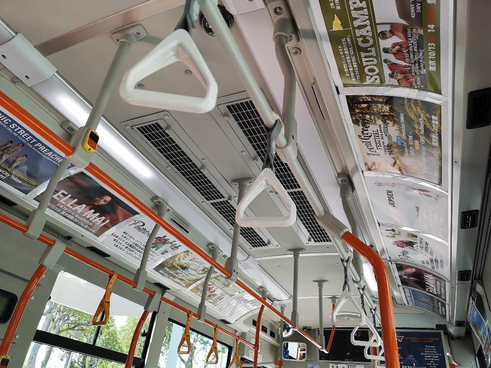 バス車内の広告はすべて主催者の公演告知。