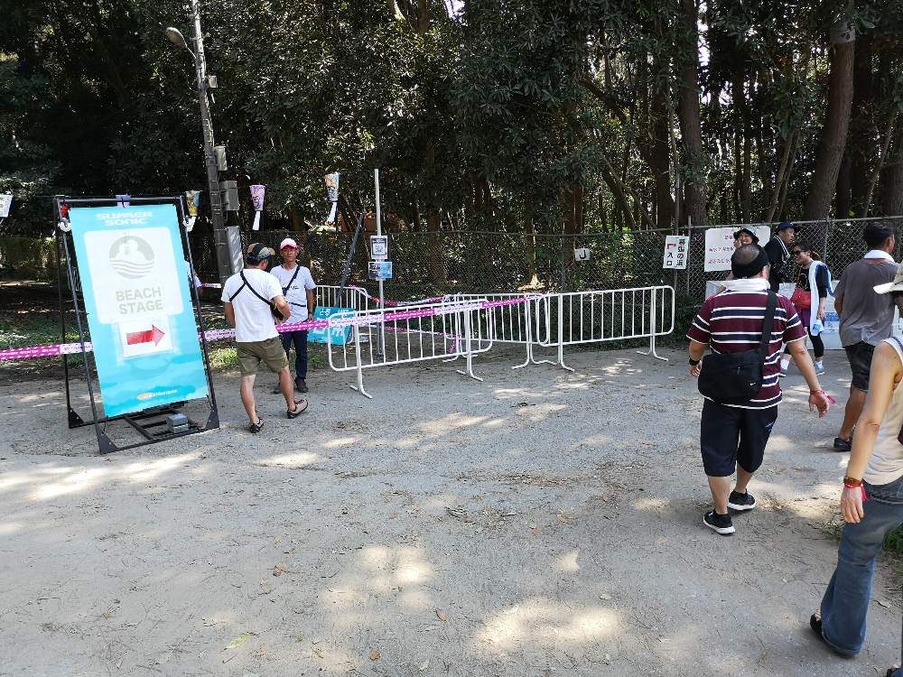 すぐに右折します。