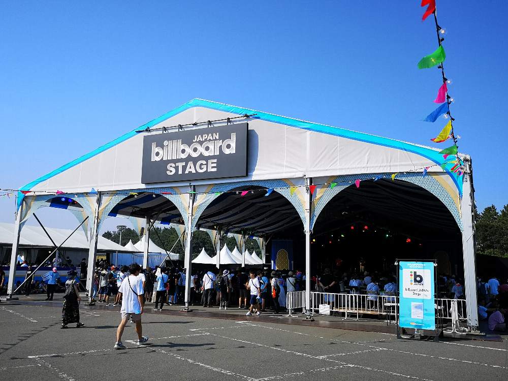 ビルボードステージ。昼はアジアの出演者中心。
