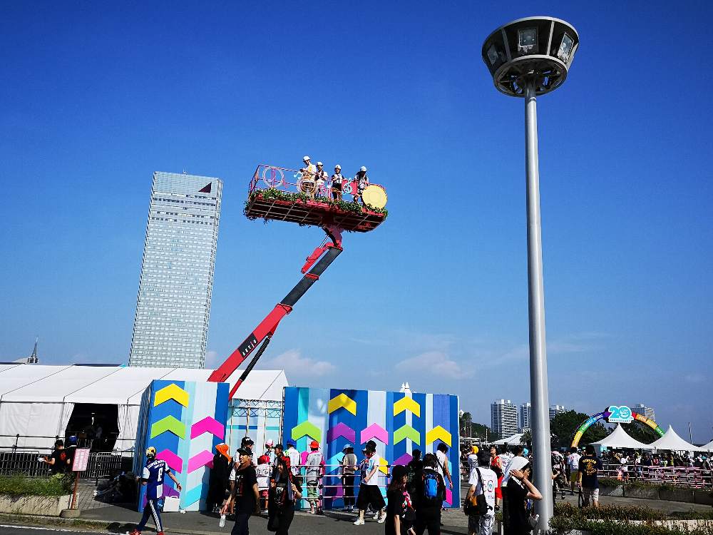 クレーンを使った展望台。