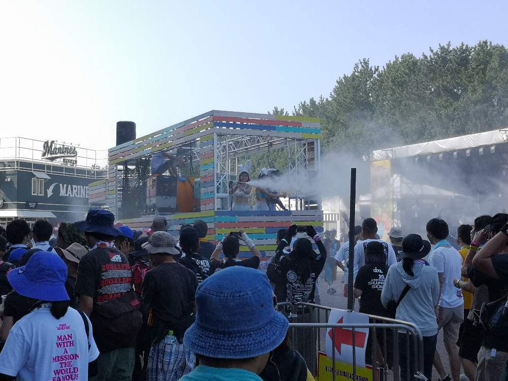 荷台から霧を噴射。