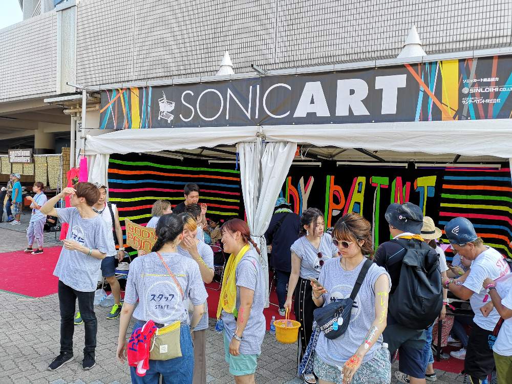 腕や顔に蛍光塗料で描きます。