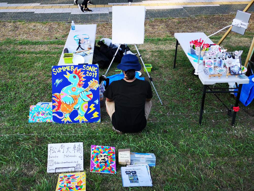 アートの創作風景、その11。徐々にスペースが小さくなっていきます。