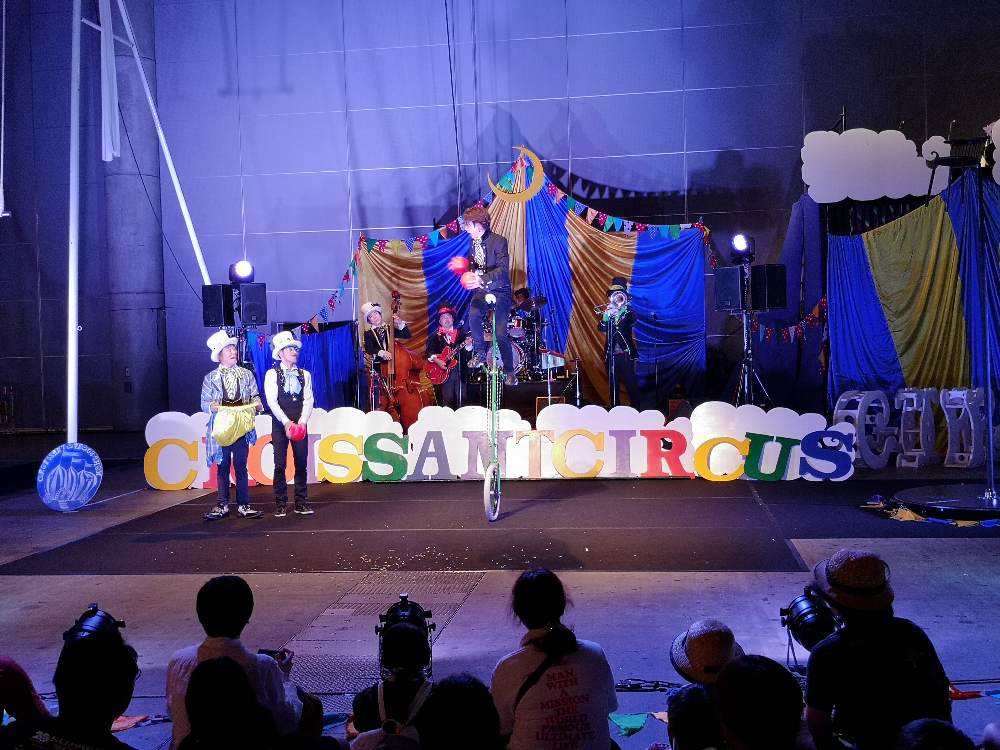 クロワッサンサーカス。一輪車。