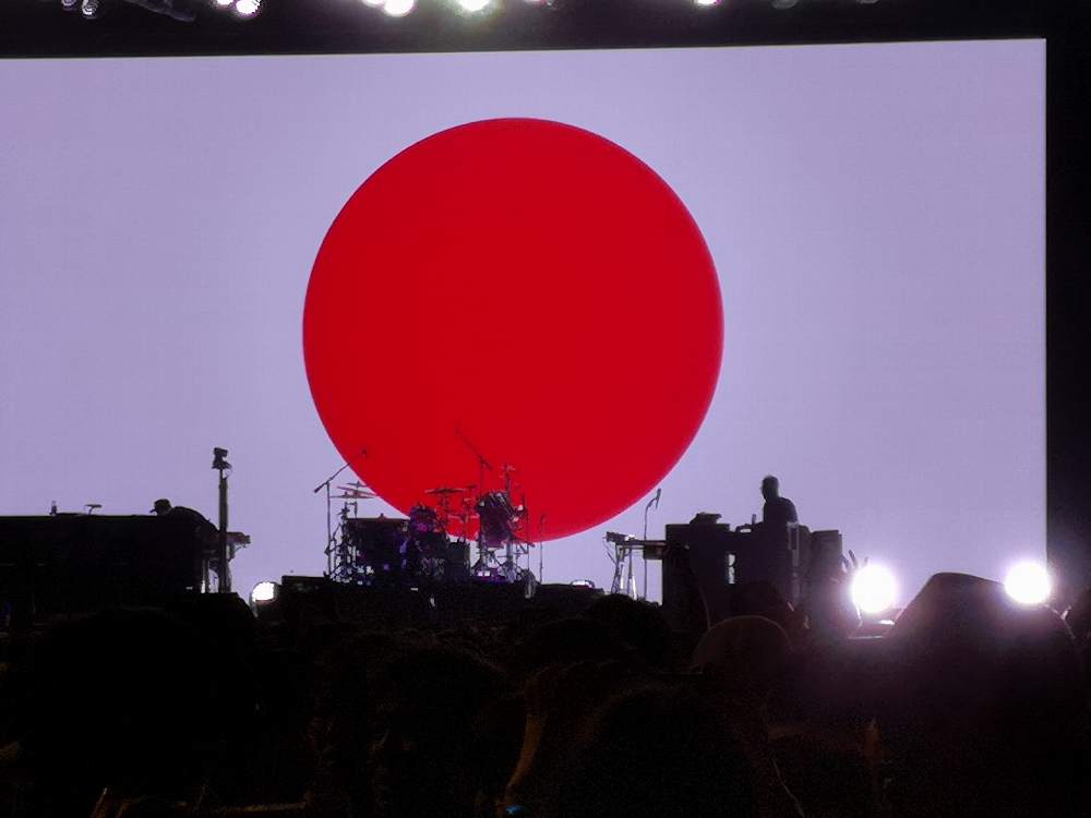大きな日の丸を投影。