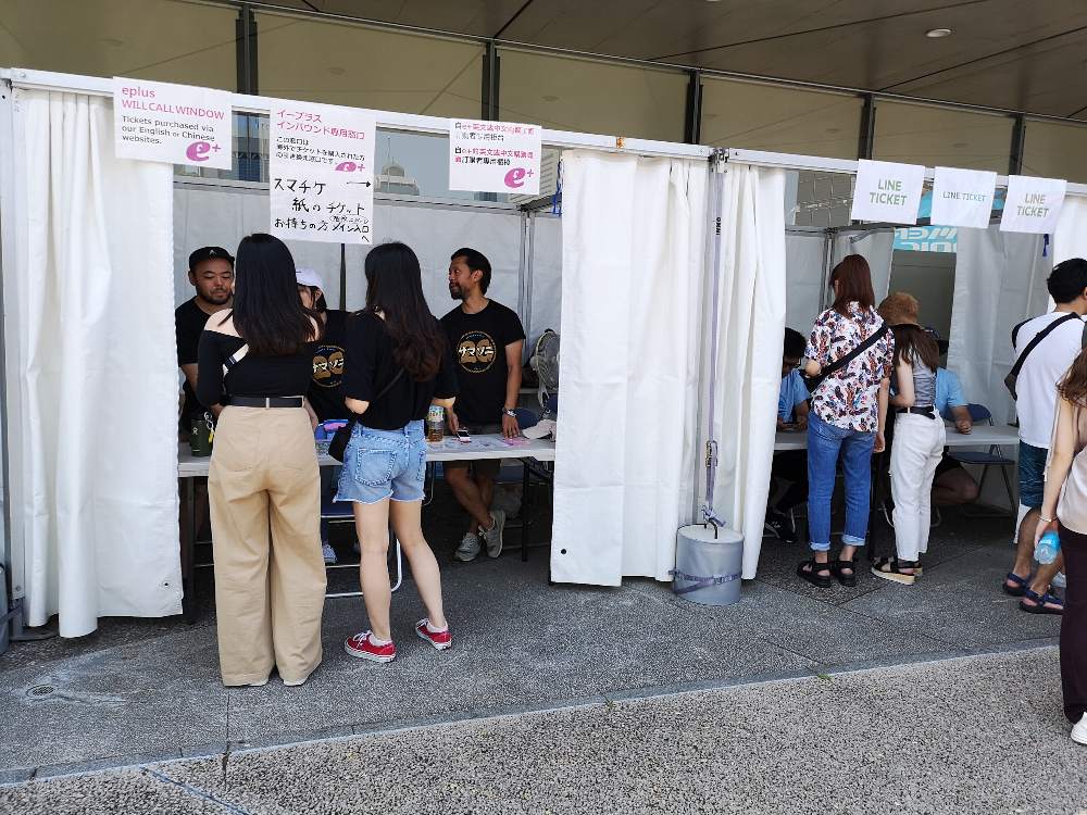 外国人向けチケット引換所。