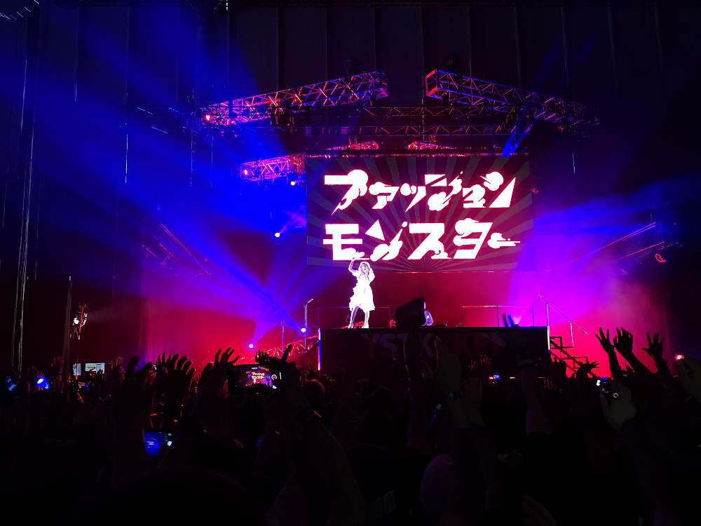 途中できゃりーぱみゅぱみゅと協演。