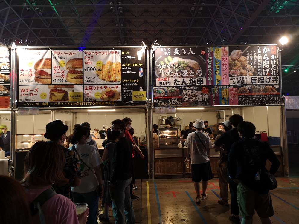 ハンバーガーと麦とろ人。