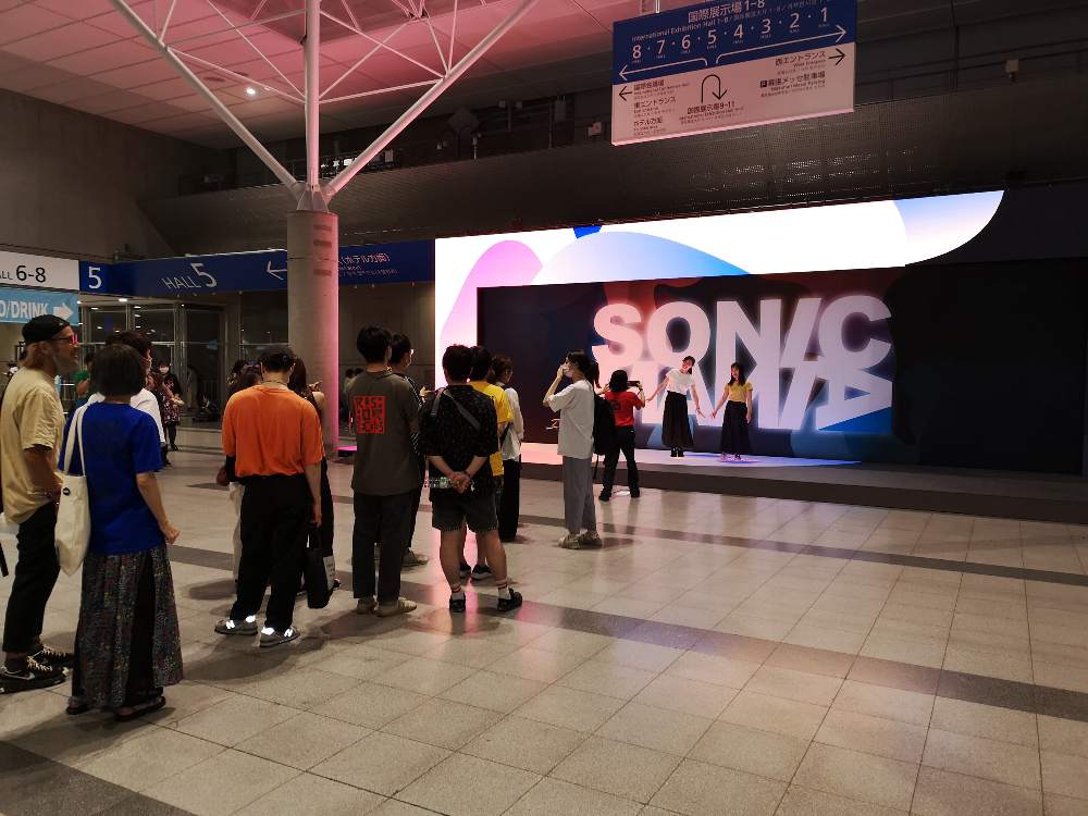 通路の装飾は大幅に簡略化。