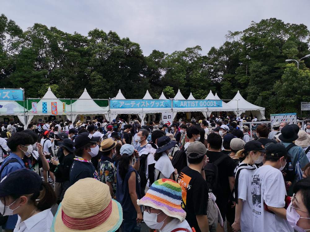 幕張メッセ側のアーティストグッズ売り場。