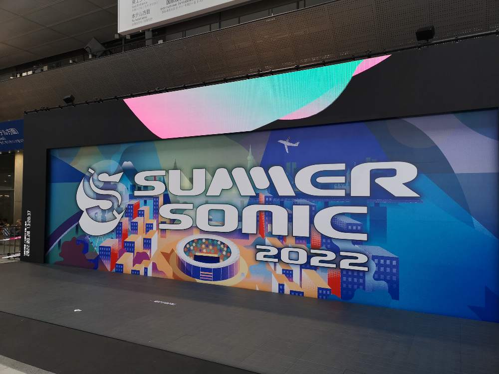 簡略化された入り口の装飾。