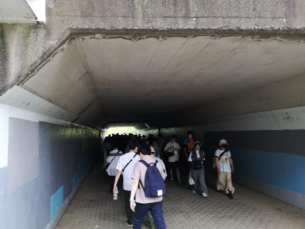 トンネルも何もなし。